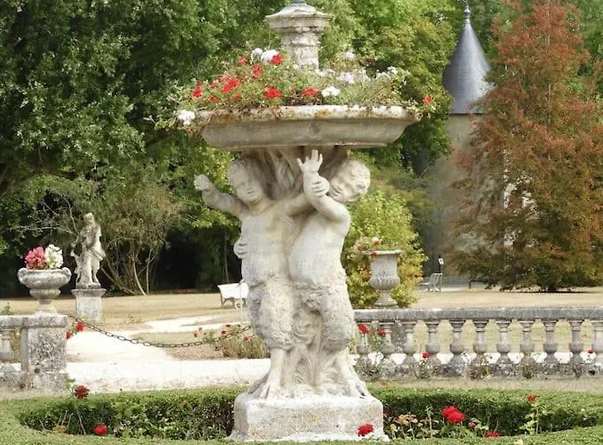 Chateau De Mornay Saint-Pierre-de-l'Isle